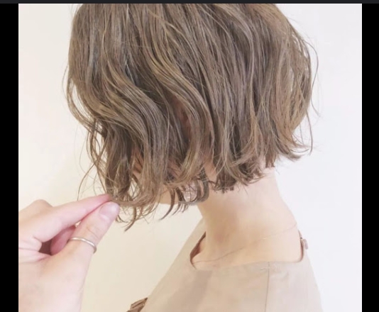Women's short hair coloring